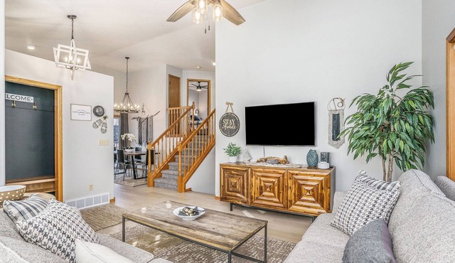 City Lodge -Beautiful 10 Person Home Near the Mall