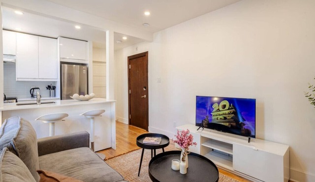City Luxe Retreat | Stylish 1-Bedroom Downtown