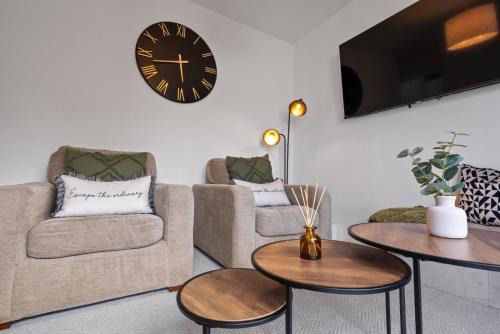 City Nest Service Accommodation HEATHROW Beautiful Spacious Home 5 min drive to Heathrow Airport Great transport links to Central London FREE PARKING!