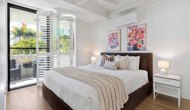 City oasis - 3 BR apt. on Maroochy river, pool, AC