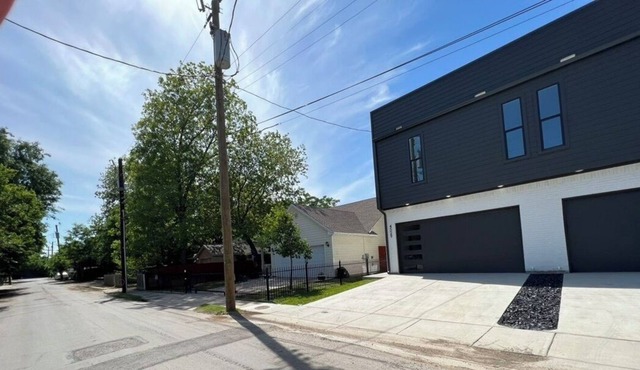 City Oasis: Modern 2-Story Haven near Downtown Dallas
