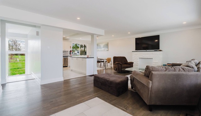 City Oasis with Hot Tub & Sunroom in Ottawa