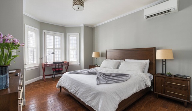 City Oasis with Yard and easy Walk To Harvard, MIT and Train