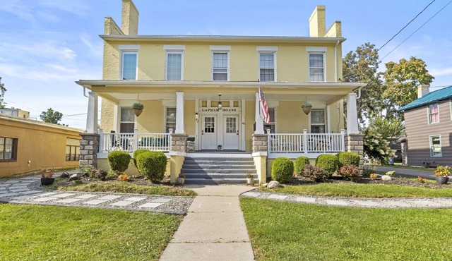 City of Canandaigua | Finger Lakes | King Bed