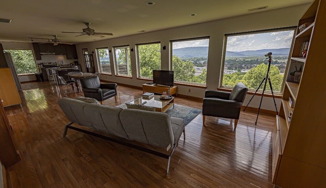 'City Overlook & Hideway' above downtown Chattanooga