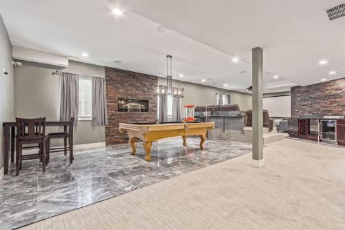 City Park Golf Course Mansion - Hot Tub & Theater