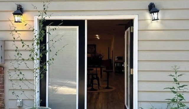 City, Parks & Convenience! Spacious nBasement unit