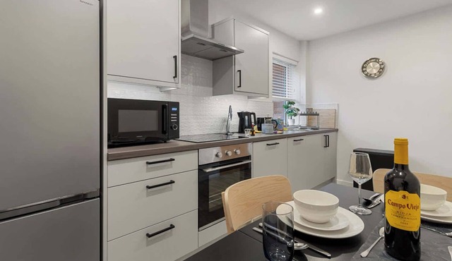 City Pulse 2 Bed Apartment - Short Stays UK