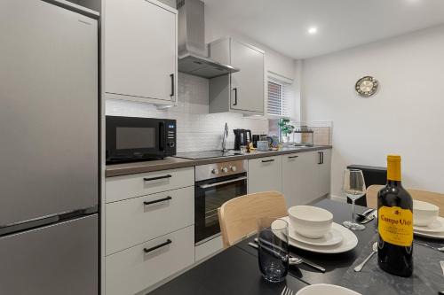 City Pulse Apartment- Short Stays UK