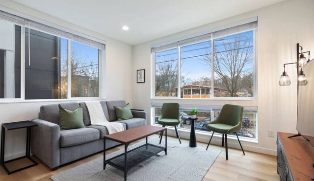 City Retreat Close to Lightrail | 2BR