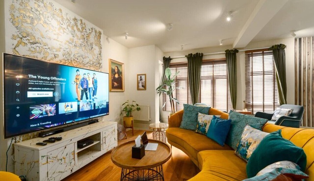 City Retreat w/Hot Tub+Games Room+Twin BBQ+Parking