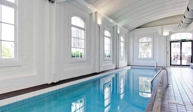 City Scape Hideaway w carpark, spa, pool and gym