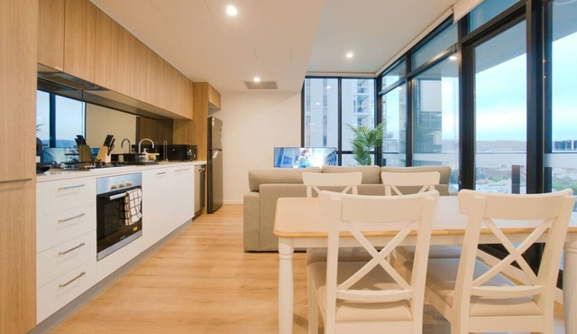 City Serenity: 2BR Apt with Pool, Gym, Steam&Sauna