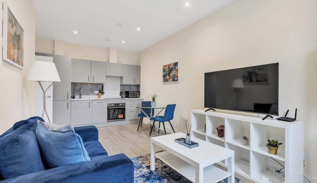 City Service Lets | New London 2Bed With Parking | Long Stays Welcome