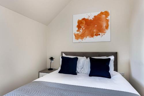 City Service Lets - Large Cheam Village 1 bed Apartment with Free parking - Fantastic Transport Links