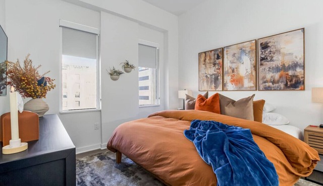 City Sky Lux DT King Bed Apartment No Cleaning Fee