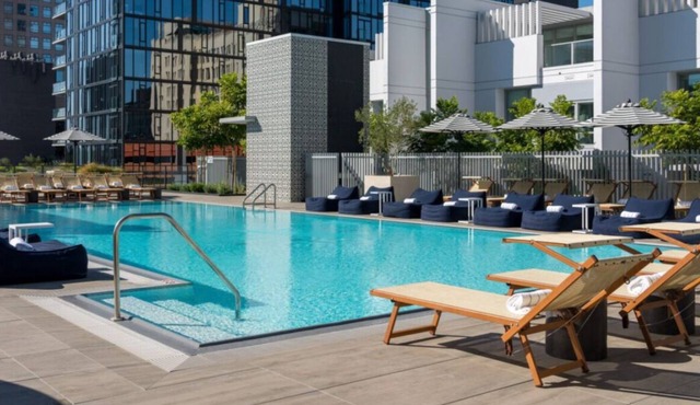 City Skyline Views 3-Bed High-rise Apartment w/Pool, Spa & Rooftop Views