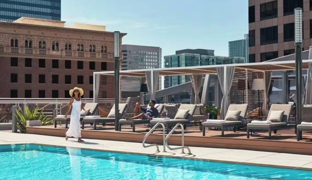 City Skyline Views 3-Bed High-rise Apartment W/Rooftop Pool, Spa & Rooftop