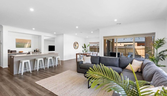 City & Surf Getaway - Luxe, Spacious, Sleeps 12