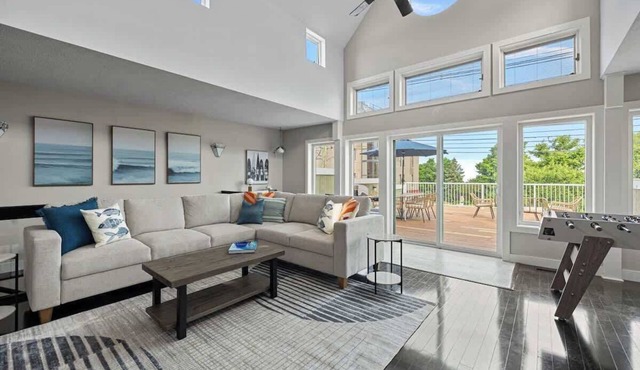 City Surf Loft-Wlk to Silver Beach, Shops + Dining