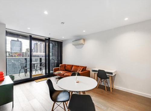 City Vibes With City Views - Pool, Gym, Yoga - Super Central