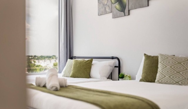 City View 2BR I Parking I King Bed I Workspace
