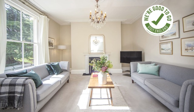 CITY VIEW - BATH - a 2 bed apartment that sleeps 4 guests in 2 bedrooms
