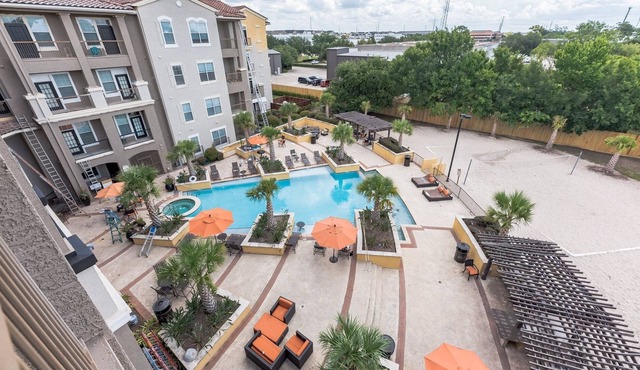 City View & Poolview Apartment with full kitchen by RedAwning