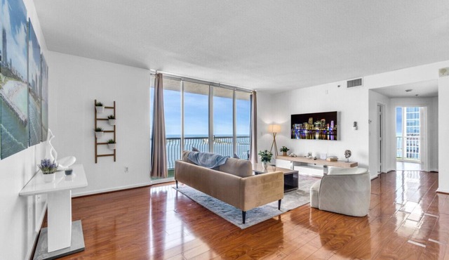 City-View Retreat in Brickell 2BR + Free Parking