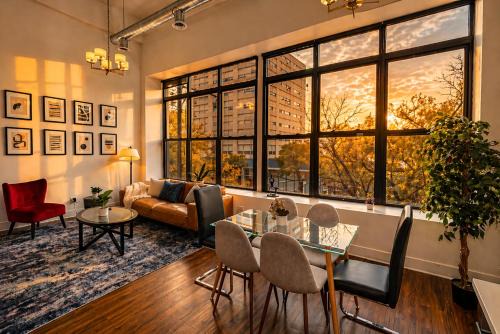 City Views and Convenient 3BR Suite for Group of 8 Guests Near McCormick, Shedd Aquarium, Museum Campus & Navy Pier