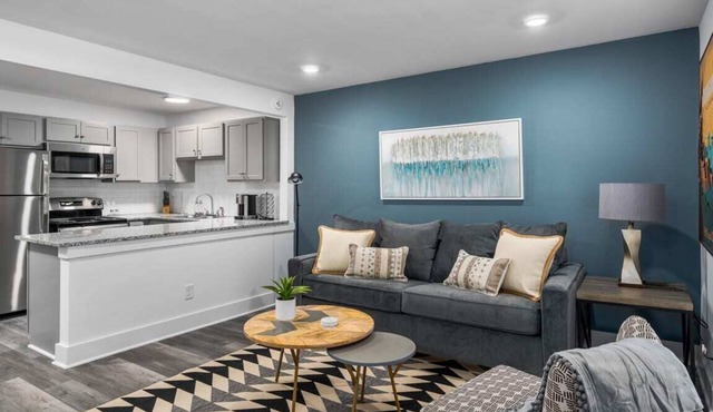 City Views - Comfy King Bed - Location!
