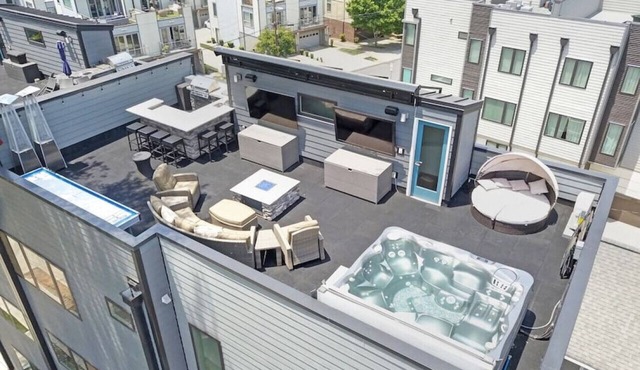 City Views, Rooftop Hot Tub, Golf Sim, Walk to Stadiums