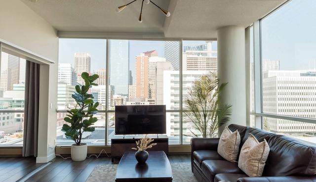 City Views | Walk to Calgary Tower & Stampede