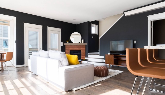 City views, walkable to restaurants and public transit