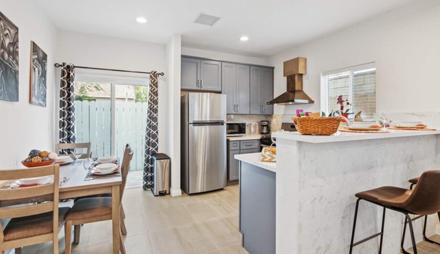 City Vista Hideaway: Spacious 2-story back house. Relax with a 65” Smart TV, Unwind on the Balcony,