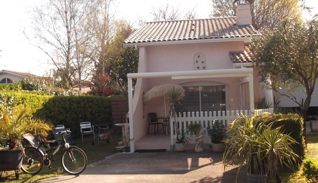 City with 7 ports, very touristy, Arcachon basin, forest, water park