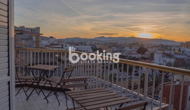CITYCENTER APARTMENT IN A BUILDING OF FIRST LINE OF SEA WITH VIEWS TO THE VALLEY