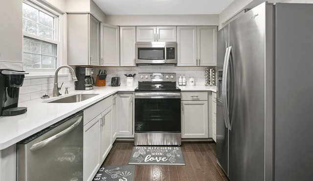 CityLimits: Charming Townhome 40 Min from DC