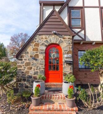 Cityscape Cottage in Arlington, VA