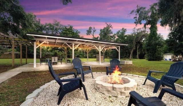 "Cityscape Haven" Porch, Gazebo