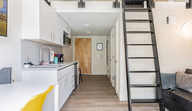 Cityscape KING BED on Broadway Modern Loft