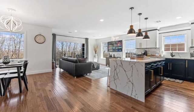 Cityscape Unit LOCATED APPROX 5 MIN. FROM NEWARK LIBERTY INTERNATIONAL AIRPORT