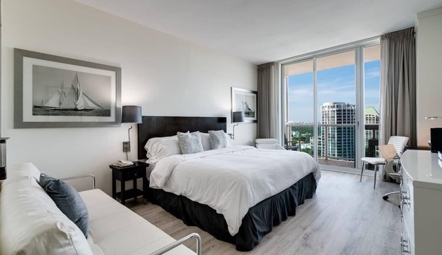 CityView Balcony Pool& Hottub. Wi-Fi. Full Kitchen