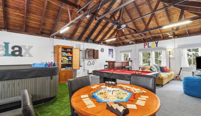 Civil War Era Home, w/King Bed, Finger Lakes, Hot Tub & GAME ROOM