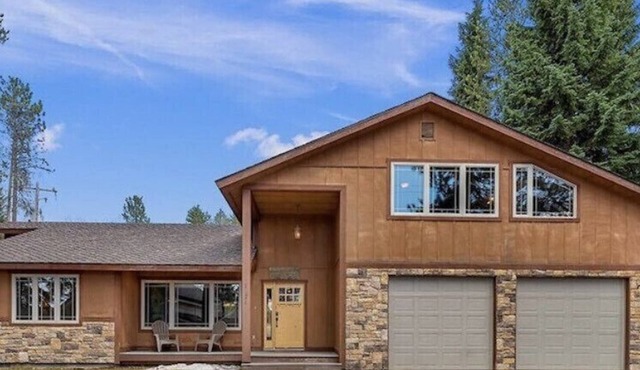 *CJ's Lakeview Cabin HotTub Spotless! GameRoom Parking Stocked Kitchen*