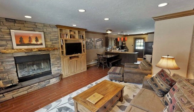 CJ Townhouse 2 - On the River - Across from the Fishing Ponds - Free WiFi - Cabl