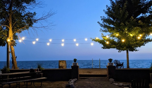 CJs Lakehouse is 1km to Point Pelee. Huge yard, firepit, pets welcome!