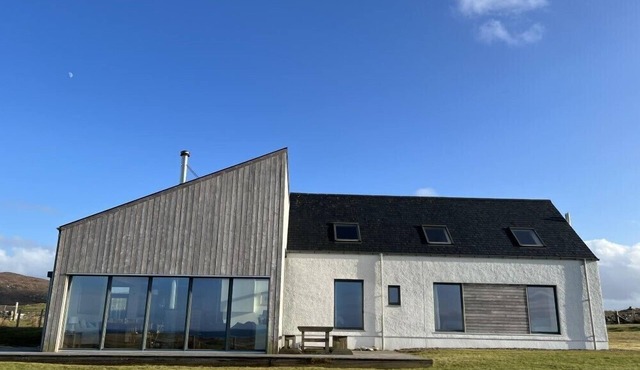 CLACHAN LODGE, pet friendly, with a garden in Lochmaddy, North Uist