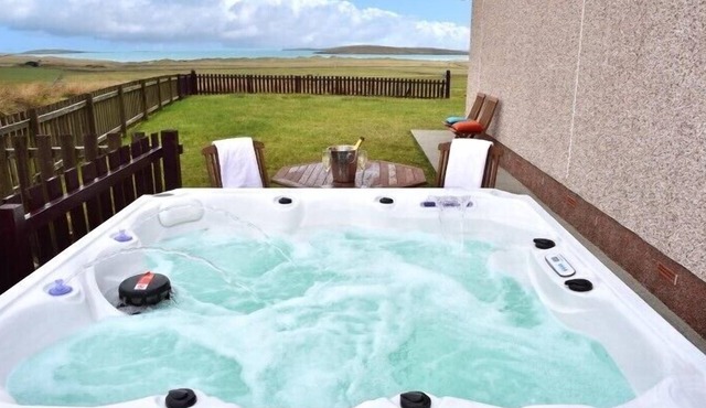CLACHAN SANDS COTTAGE, pet friendly in Lochmaddy, North Uist