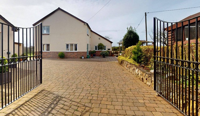 Clai Cerrig - Four Bedroom Cottage, Sleeps 8